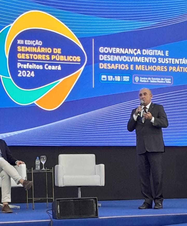Adm. Leonardo Macedo, presidente do CFA, palestra no 12º Seminário de Prefeitos do Ceará